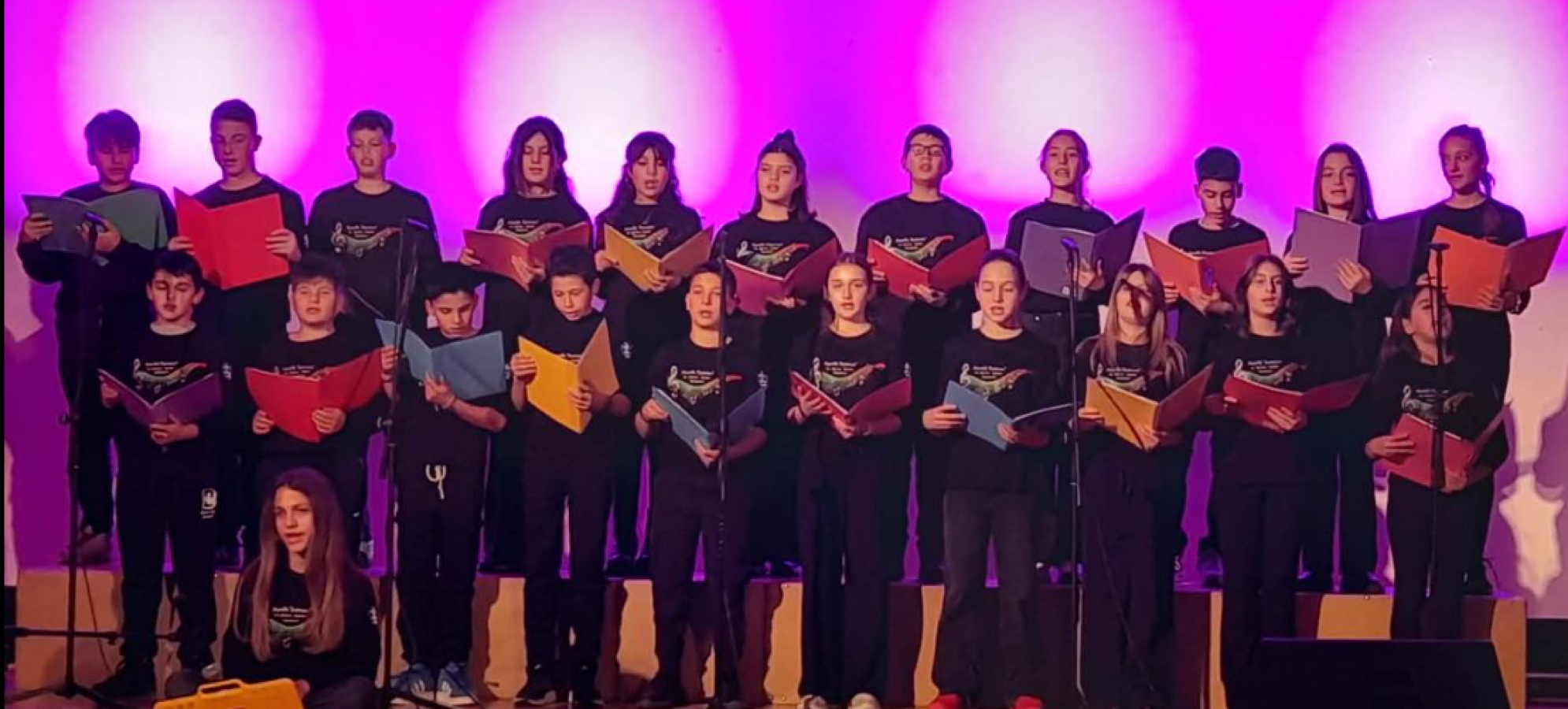 Μουσική, συγκίνηση και περηφάνια στο Θέατρο «Άγγελος Σικελιανός» – Η Χορωδία του 1ου Δημοτικού Σχολείου Ξυλοκάστρου εκπροσωπεί την Ελλάδα στην Ιταλία